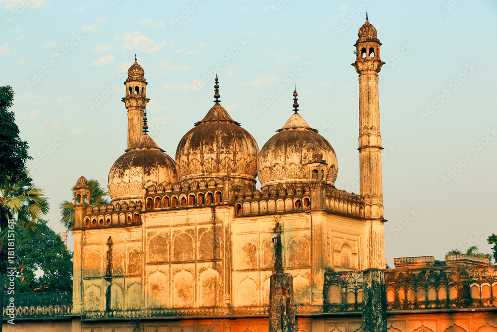 Φωτογραφία Gulab Bari in Faizabad with a replica of Lion capital, in which the tomb of Nawab Shuja-ud-daula the third Nawab of Awadh, is located