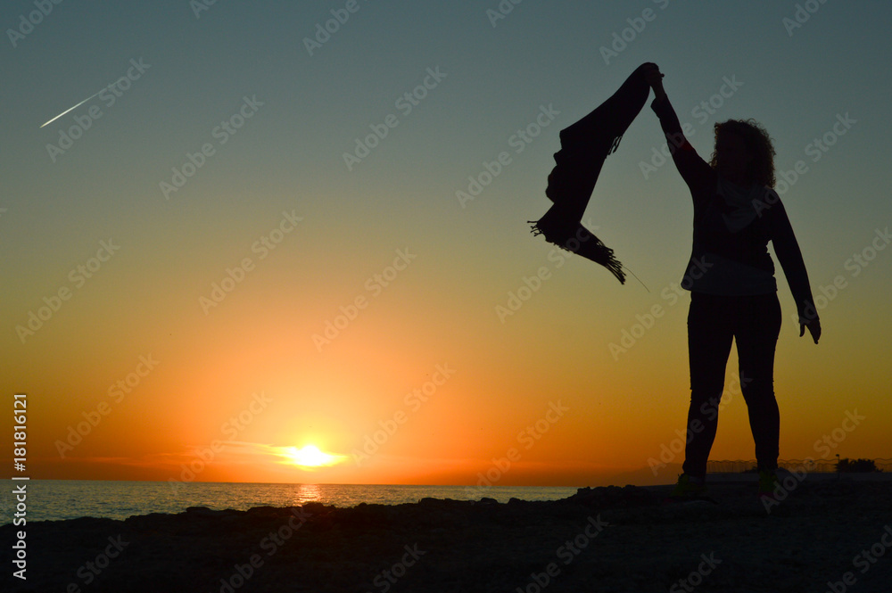 femme coucher de soleil lumière forme silhouette santé zen Stock Photo |  Adobe Stock