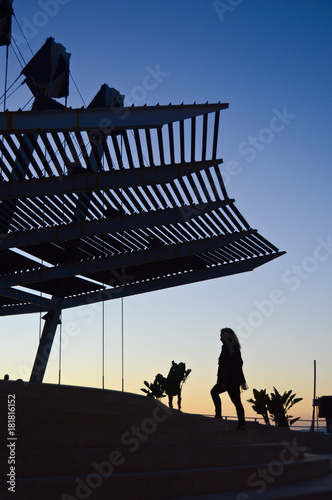 femme coucher de soleil solitude structure architecture lumi  re soir