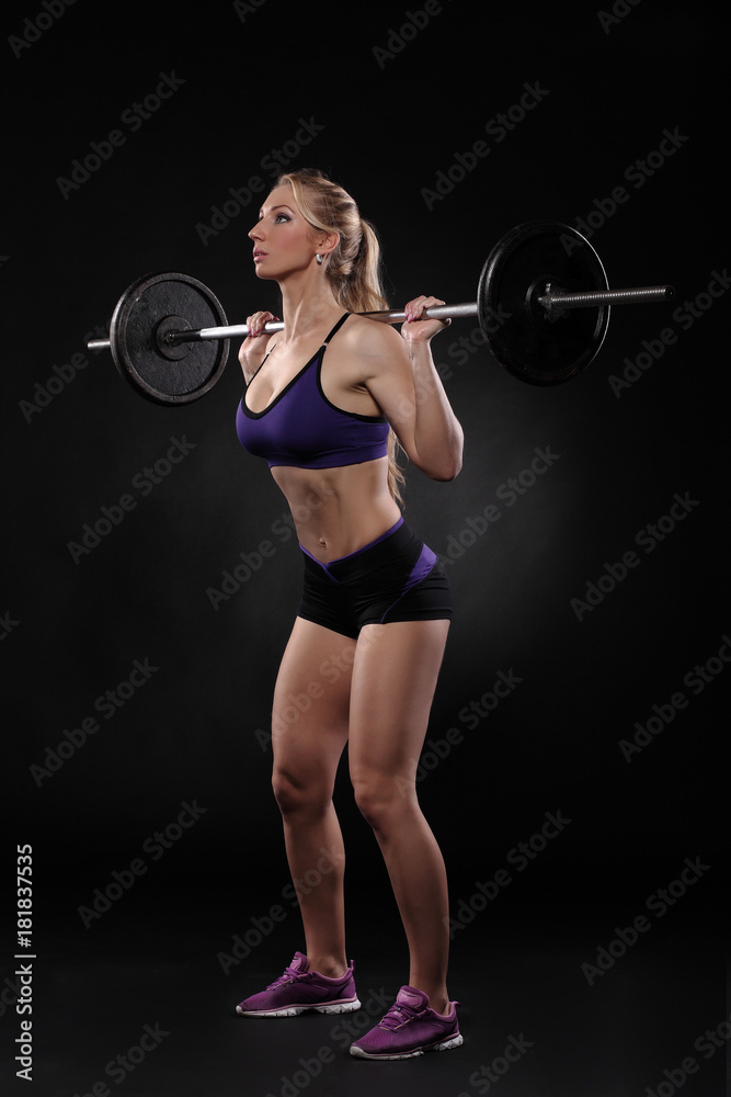 Obraz premium Woman lifting weight