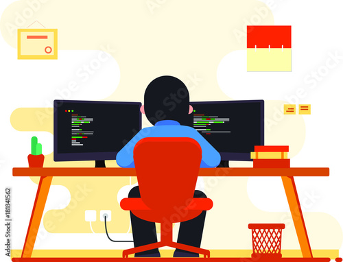 Hombre joven programador trabajando en dos computadoras en oficina de color amarillo naranja