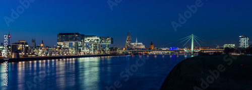 Köln - Dom und Kranhäuser in der Blauen Stunde; Deutschland