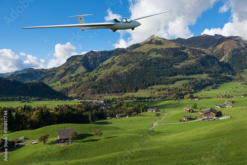 Segelflugzeug im Anflug in den Alpen