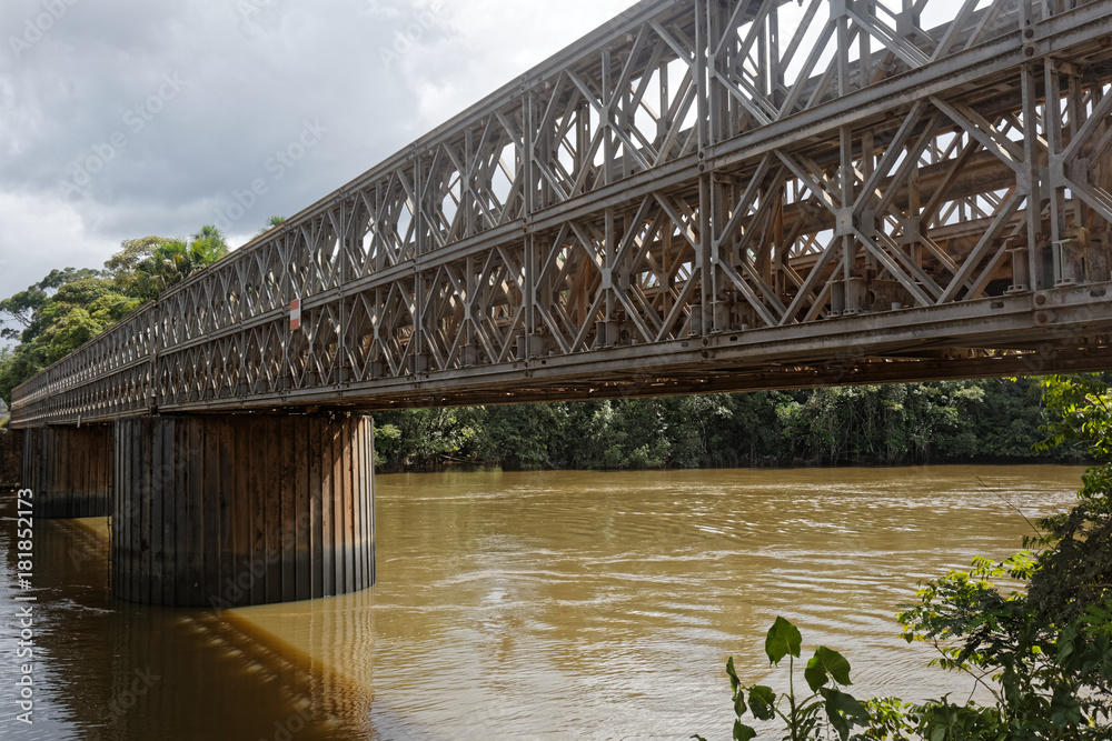 Fototapeta premium Le vieux pont de la Comté, passage à voie unique, dans la commune de Roura en Guyane française