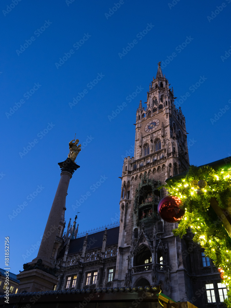 Fototapeta premium Vorweihnachtszeit am Marienplatz in München