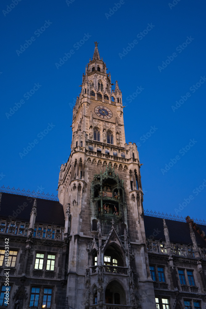 Stadtpanorama München: Marienplatz, Rathaus, Frauenkirche, Marinesäule zur blauen Stunde