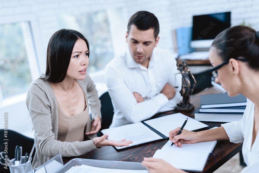 The couple went to a lawyer to conclude an agreement on the divorce. The couple went to a lawyer to conclude an agreement on the divorce.