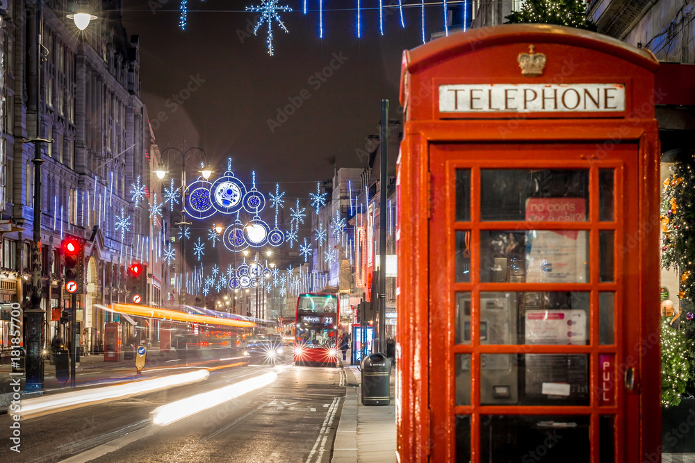 Fototapeta Budka telefoniczna w Londynie w okresie świątecznym