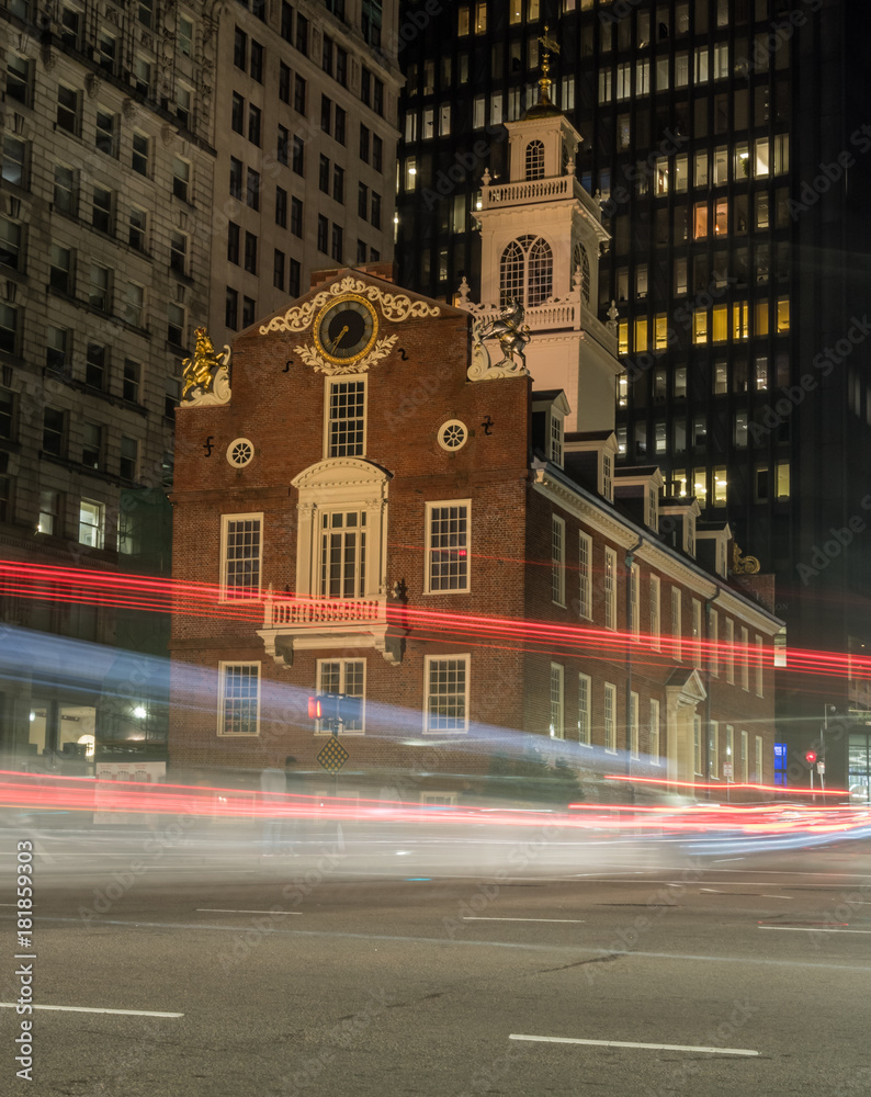 Fototapeta premium Traffic Passing Old State House in Boston