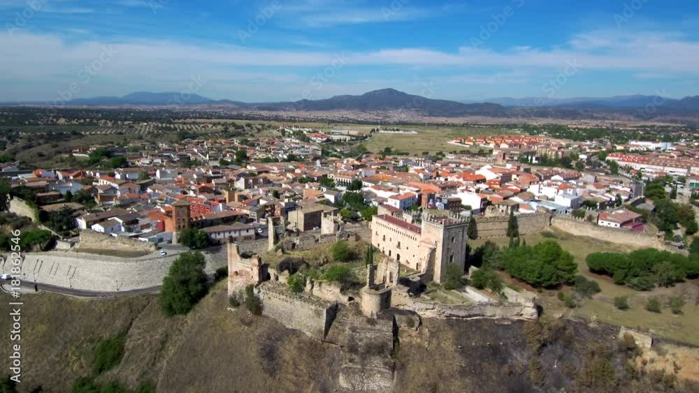 Escalona desde el aire. Pueblo historico de Toledo (Castilla La Mancha, España) Video aereo con drone Escalona desde el aire. Pueblo historico de Toledo (Castilla La Mancha, España) Video aereo con drone