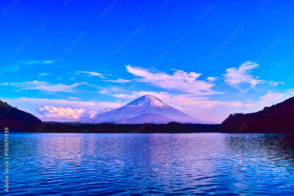 夕方の精進湖と富士山