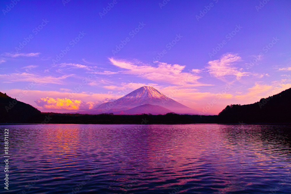 夕方の精進湖と富士山