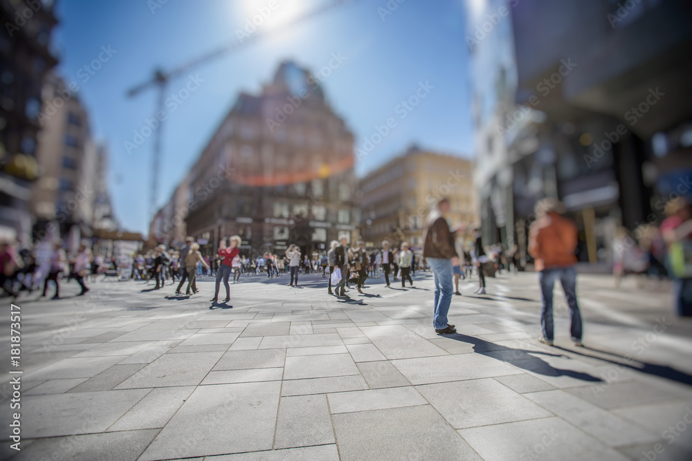 Obraz premium Crowd of anonymous people walking on busy city street