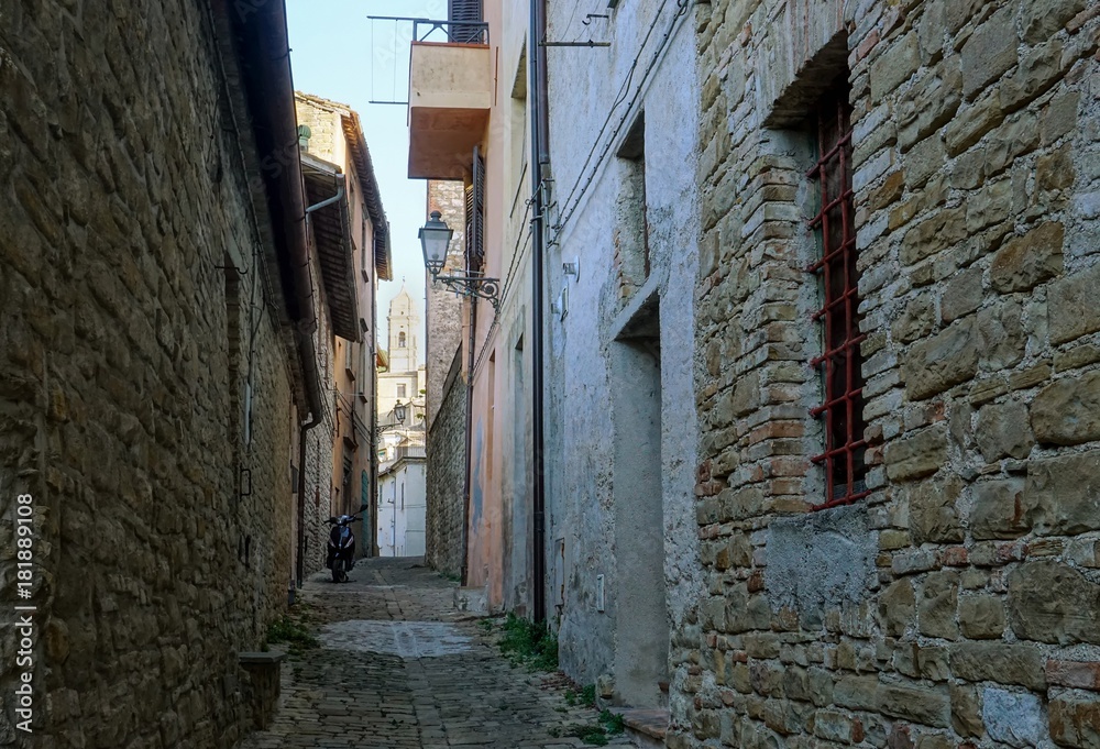 Narrow street. Serra San Quirico