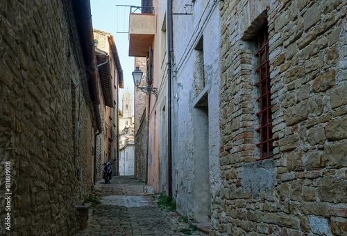 Narrow street. Serra San Quirico © Glass Bear
