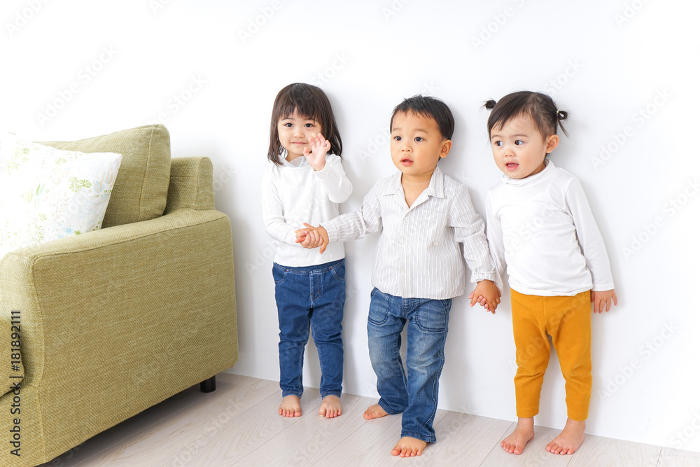 手をつなぐ仲良しの子供たち