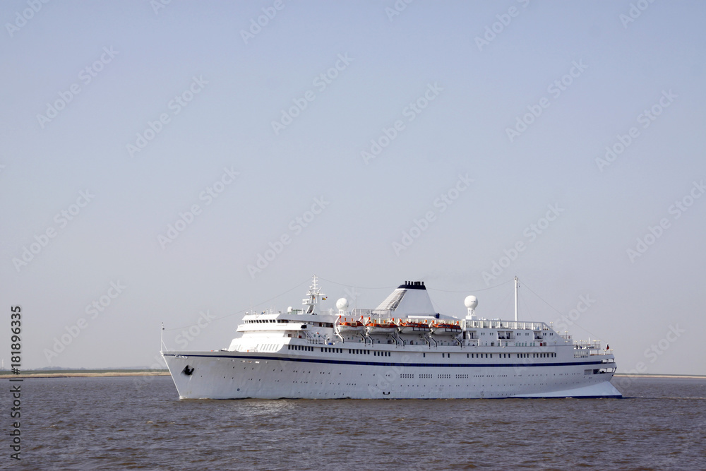 Passagierschiff auf der Elbe, Hamburg, Deutschland, Europa