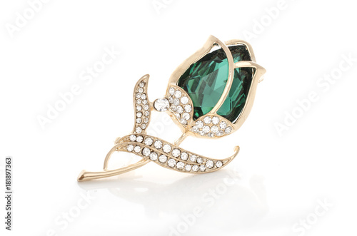Foto gold brooch rose bud with emerald and diamonds isolated on white