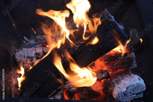 wärmende Holzscheite brennen im Winter in einem Kamin