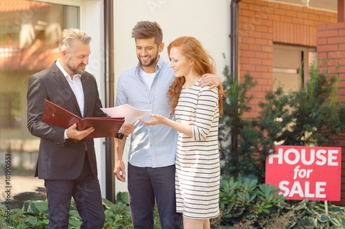 Fotografie Apartment seller presenting buying conditions