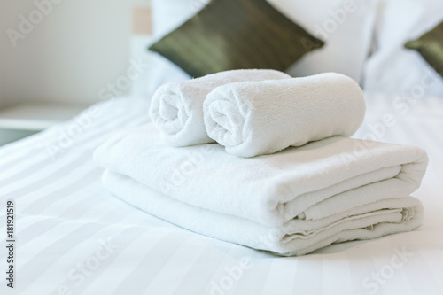 Fototapeta Naklejka Na Ścianę i Meble -  Freshly laundered fluffy towels on bed in hotel