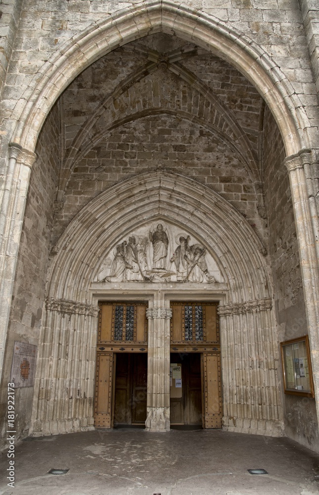 Porche de la cathédrale Saint-Fulcran à Lodève, Hérault, France