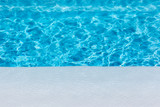 plage de piscine bleue, rebord immergé 