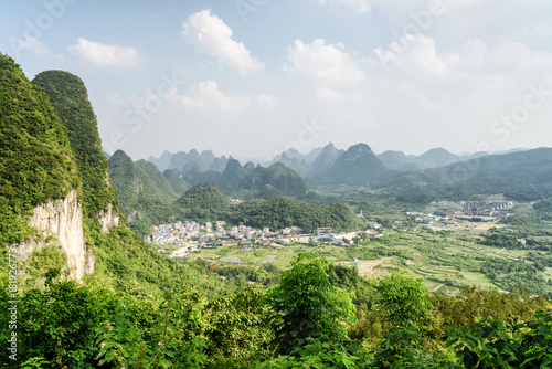 Papier peint Wonderful view of valley among scenic karst mountains, Yangshuo