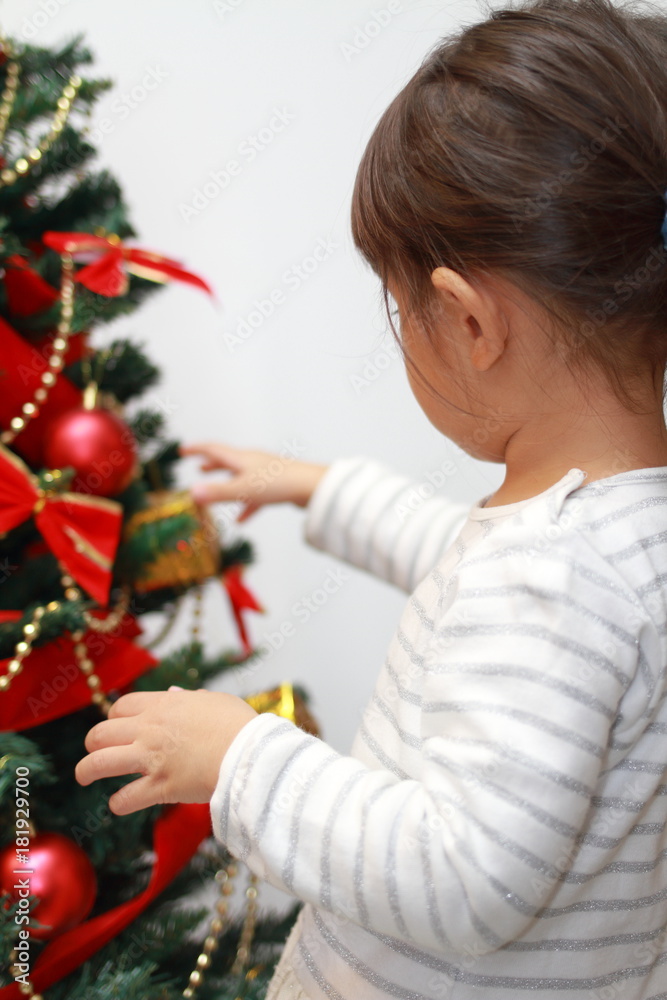 クリスマスツリーを飾り付ける幼児(3歳児)