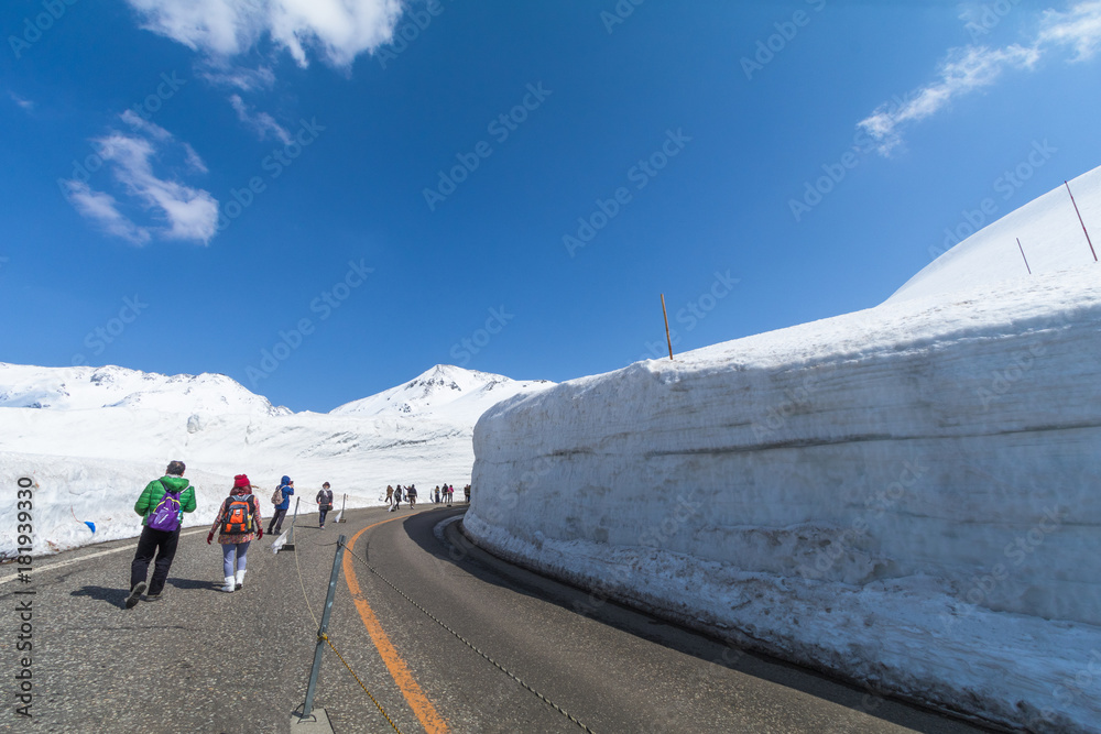 Φωτογραφία Road between snow wall of  Tateyama Kurobe Alpine Route or Japanese Alps with blue sky  background  in Toyama Prefecture, Japan