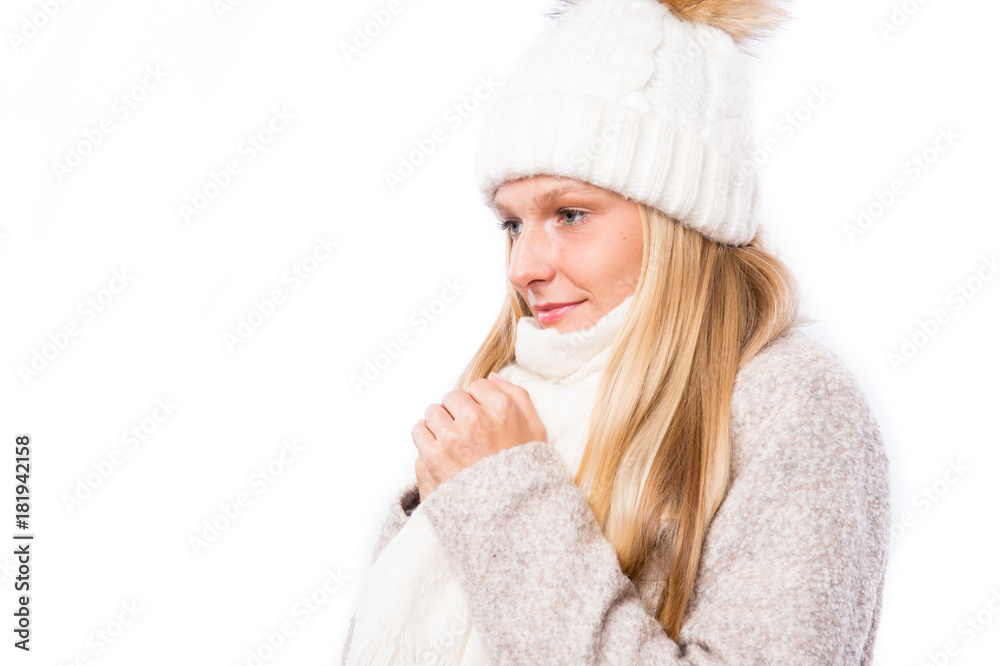 Attraktive blonde junge Frau im Winteroutfit Attraktive blonde junge Frau im Winteroutfit