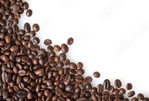 Obraz na płótnie Roasted coffee beans on white background w salonie