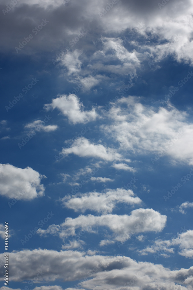 Fototapeta premium 青空と雲「空想・雲のモンスター」(往来、行き交う旅人、行楽客、それぞれの道、