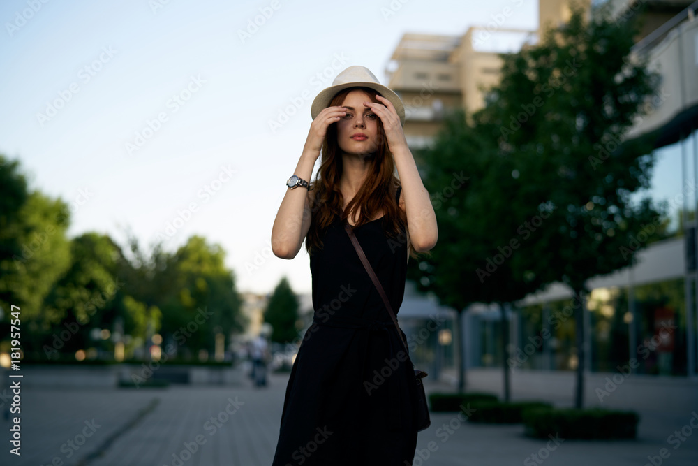 1990691 Beautiful young woman outdoors in the city, fashion, beauty