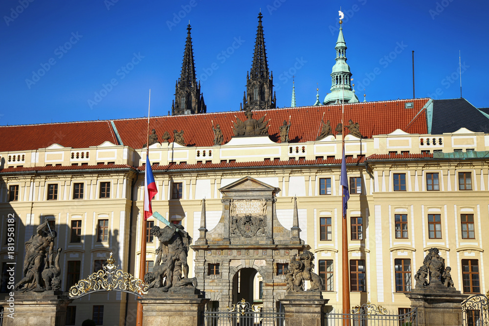 Φωτογραφία Statue on entrance to the Prague castle located in Hradcany district