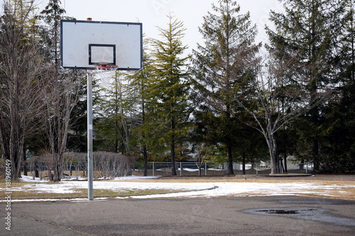 The winter baskett ball court where nobody is.
