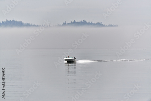 Motorboot fährt durch den Nebel der Johnstone Strait, Broughton Archipelago,  Vancouver Island, British Columbia, Kanada  photo