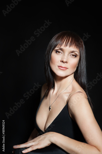  Прекрасная девушка с карими глазами на черном фоне.   © elenagrigorieva