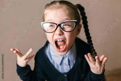 Foto choolgirl in a shock. Educational concept.