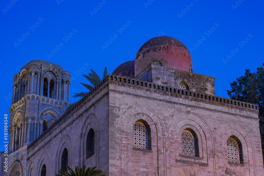Vista notturna della chiesa di San Cataldo, città di Palermo IT	