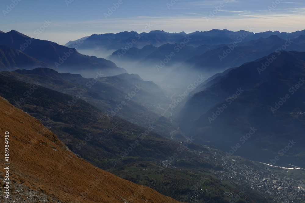 Blick vom Mont Zerbion ins untere Aostatal (Italien)