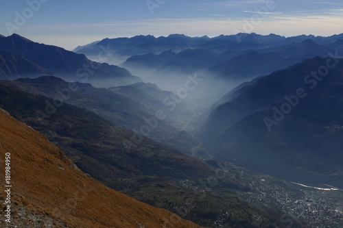 Fototapeta Naklejka Na Ścianę i Meble -  Blick vom Mont Zerbion ins untere Aostatal (Italien)