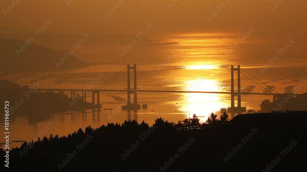 Atardecer en el puente de Rande sobre la ría de Vigo, Pontevedra, Galicia, España