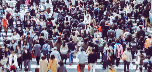 Foto 横断歩道を渡る人々