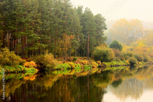 Fototapeta Naklejka Na Ścianę i Meble -  Podlasie-jesień nad rzeką Narew