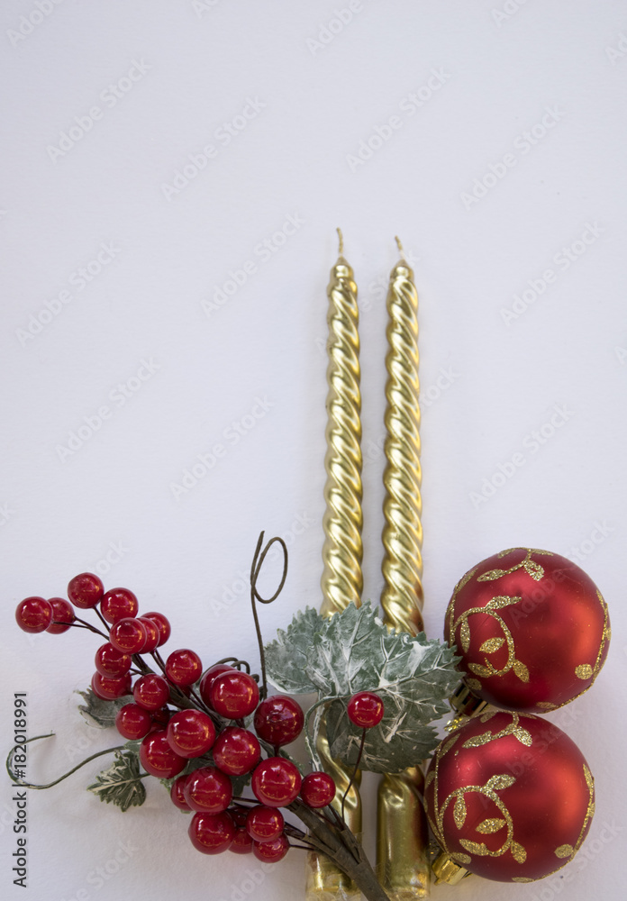 Dos velas doradas con adornos de Navidad. Stock-Foto | Adobe Stock