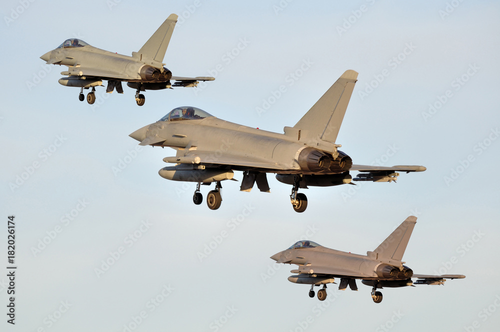 aviones de combate en formación