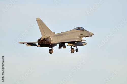 Avión de combate Eurofighter Typhoon aterrizando