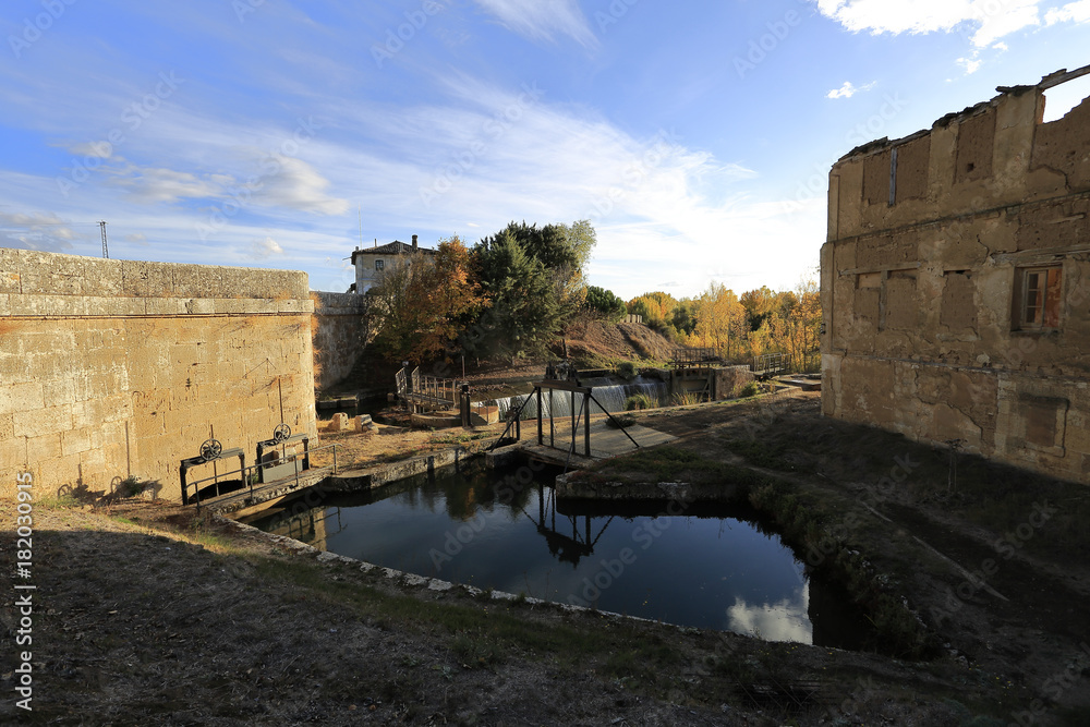 Canal de Castilla, noviembre de 2017, Palencia, Castilla Le—n..Esclusa de Calahorra de Ribas