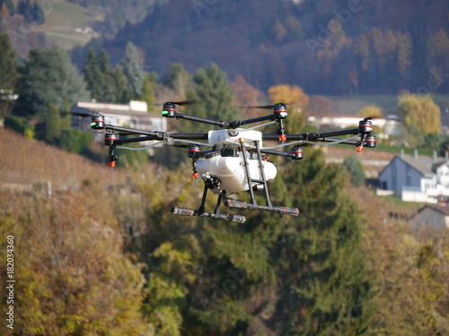Drohne in der Landwirtschaft - Kopter über Weinberg